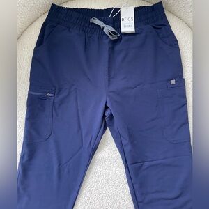 Women’s Yola high waisted Figs scrub pant. Size large in navy. NWT!